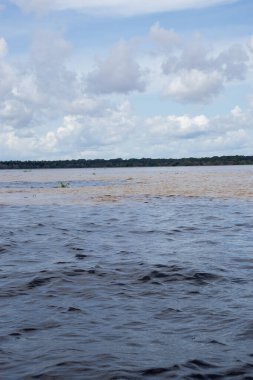 Kara Nehir ve Solomoes Nehri 'nin buluşması. Arka planda Amazon Ormanı var.