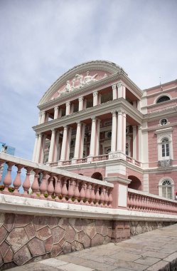 MANAUS, AMAZONAS - HAZİRAN 08.2024: Brezilya 'nın Manaus kentindeki Amazonas Tiyatrosu' nun önü