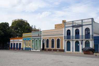 MANAUS, AMAZONAS - HAZİRAN 08.2024: Manaus, Amazonlar 'ın merkezindeki renkli evlerin inanılmaz manzarası