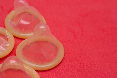 Erkek prezervatifinin yakın görüntüsü