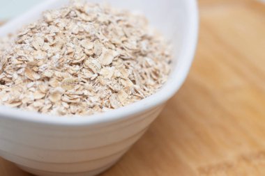 Beyaz kase dolusu yulaf.