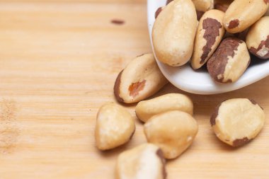 Bir kase dolusu Brezilya fıstığı.