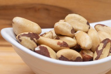 Bir kase dolusu Brezilya fıstığı.