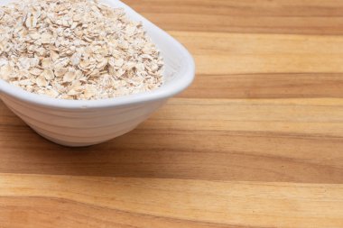 Beyaz kase dolusu yulaf.