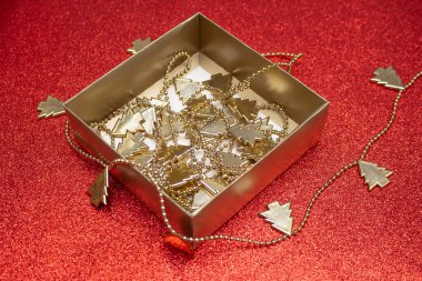 Kırmızı arka planı ve Noel süslemeleri olan Noel kutusu