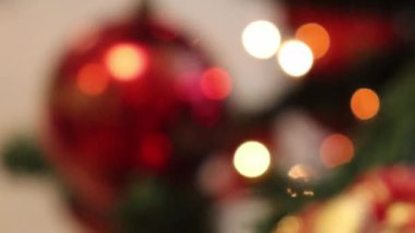 Noel baloları ve ışıklar yanıp sönüyor