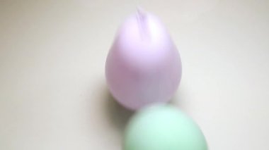  Renkli doğum günü topları düşüyor