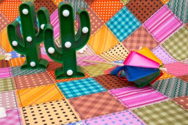 Renkli arkaplanı olan güzel Brezilya süsü.