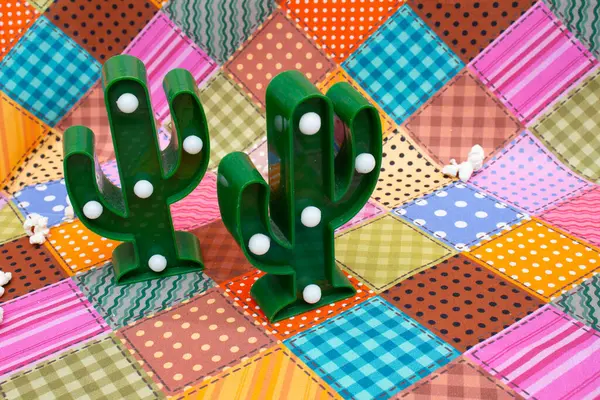 Renkli arkaplanı olan güzel Brezilya süsü.