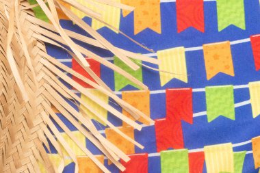 Hasır şapka renkli arka planda - Brezilya Haziran Festivali