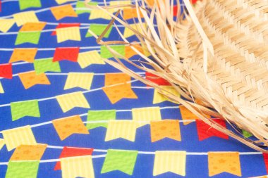 Hasır şapka renkli arka planda - Brezilya Haziran Festivali