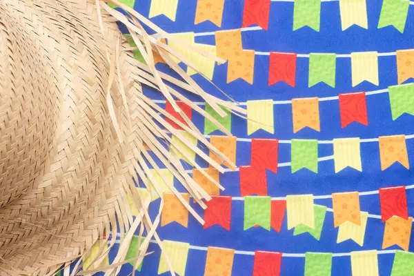 Hasır şapka renkli arka planda - Brezilya Haziran Festivali