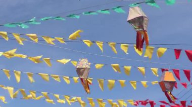 Brezilya Haziran Festivali afişleri ve balonları