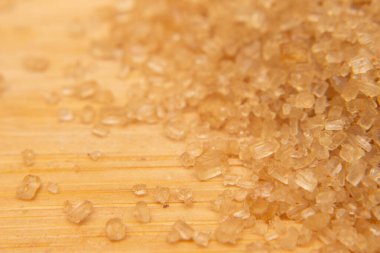 Tahta masadaki şeker taneciklerine çok yakın.