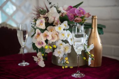 Çiçeklerin güzel romantik süslemesi beyaz bir masada güllerden bir çelenkle