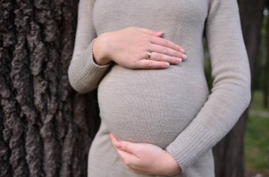 Hayatın Mucizesi: Hamile Kalmanın Güzelce Yakalanmış Anı, Bekleyen Bir Annenin Yolculuğunun Neşe, Beklenti ve Işıltılı Parıltısı.