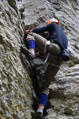 Yükselen Yeni Tepeler: Korkusuz Tırmanışçı Dikey Meydan Okuma, Cesaret, Azim ve Maceranın Heyecanı 'nı Fetheder.