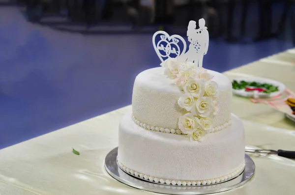 优雅的庆典 华丽的婚礼蛋糕 爱情与欢乐的杰作 完美精致的细节层次分明 是难忘时刻的甜蜜象征 — 图库照片