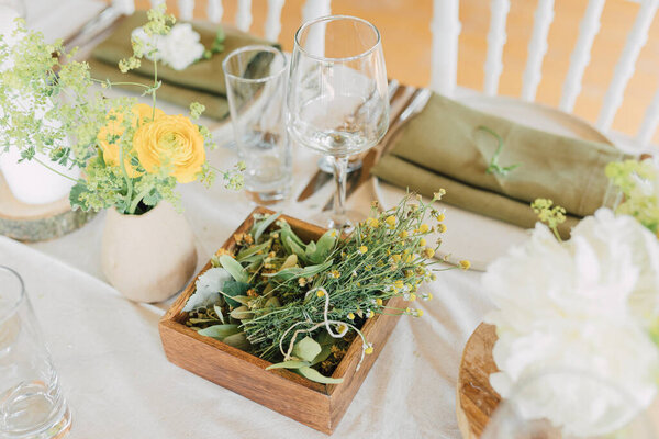 Сельский аранжировки с ромашкой, липа цветы, природные материалы и земляные цвета для празднования события. Свадьба в чешском стиле. Сельский образ жизни вдохновил сервировку стола. Модный цветочный дизайн.