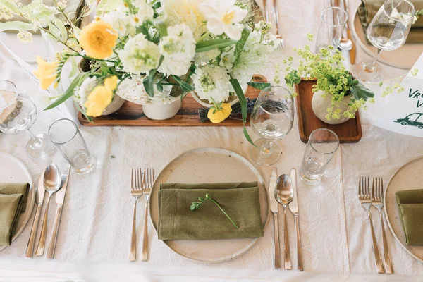 Top View Wedding Table Setting Trendy Event Design Natural Materials Fotos De Bancos De Imagens Sem Royalties