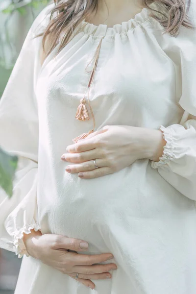 Χέρια Της Εγκύου Στην Κοιλιά Ευαίσθητη Μητέρα Φοράει Λευκό Φόρεμα Φωτογραφία Αρχείου