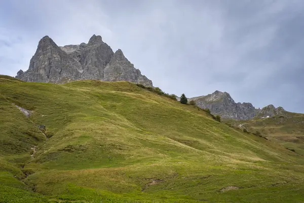 Caminhando Longo Maravilhoso Lago Montanha Kalbelesee Nos Alpes Hochtannberg Com — Fotografia de Stock