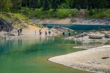 İsviçre 'deki Griyon Kantonu yakınlarındaki muhteşem Caumasee' ye günlük gezi.