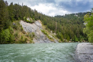 Vorderrhein nehri boyunca yürüyorum. İsviçre 'deki cezaevi kantonunda.