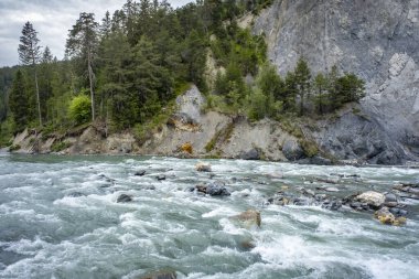 Vorderrhein nehri boyunca yürüyorum. İsviçre 'deki cezaevi kantonunda.