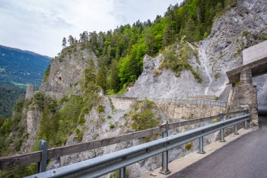 İsviçre 'deki Rheinschlucht' da ilginç bir manzara.