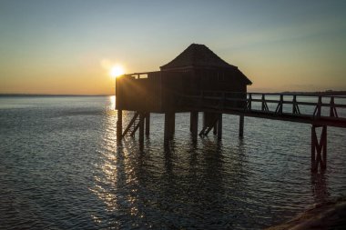 Vorarlberg, Avusturya 'daki Constance Gölü' nde gün batımında harika bir dinlenme evi.