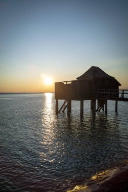 Vorarlberg, Avusturya 'daki Constance Gölü' nde gün batımında harika bir dinlenme evi.