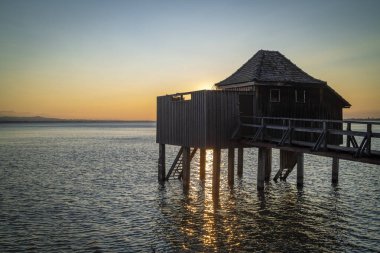 Vorarlberg, Avusturya 'daki Constance Gölü' nde gün batımında harika bir dinlenme evi.