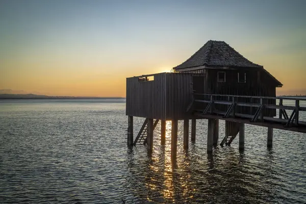 Vorarlberg, Avusturya 'daki Constance Gölü' nde gün batımında harika bir dinlenme evi.