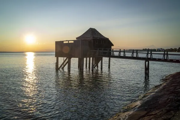 Vorarlberg, Avusturya 'daki Constance Gölü' nde gün batımında harika bir dinlenme evi.