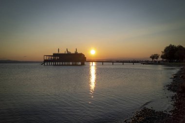 Vorarlberg, Avusturya 'daki Constance Gölü' nde gün batımında harika bir dinlenme evi.