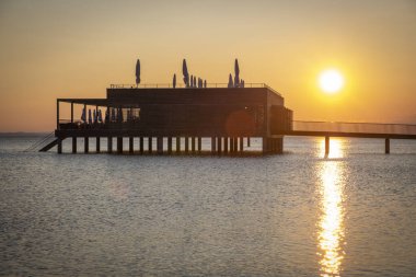 Vorarlberg, Avusturya 'daki Constance Gölü' nde gün batımında harika bir dinlenme evi.