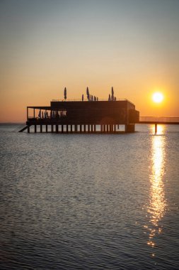 Vorarlberg, Avusturya 'daki Constance Gölü' nde gün batımında harika bir dinlenme evi.