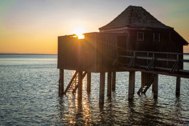 Vorarlberg, Avusturya 'daki Constance Gölü' nde gün batımında harika bir dinlenme evi.