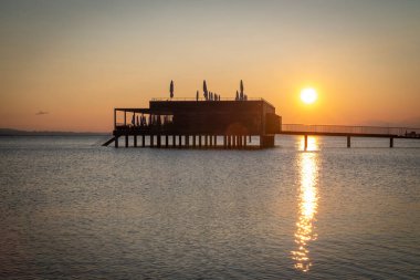 Vorarlberg, Avusturya 'daki Constance Gölü' nde gün batımında harika bir dinlenme evi.