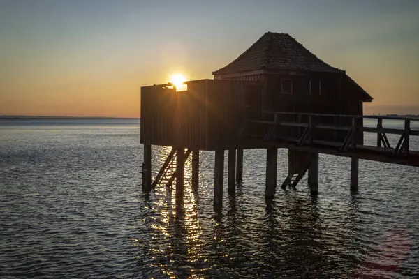 Vorarlberg, Avusturya 'daki Constance Gölü' nde gün batımında harika bir dinlenme evi.
