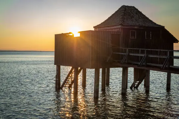 Vorarlberg, Avusturya 'daki Constance Gölü' nde gün batımında harika bir dinlenme evi.