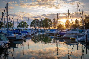 Avusturya, Vorarlberg 'deki Constance Gölü' nün oradaki Lochau limanında renkli bir günbatımı.
