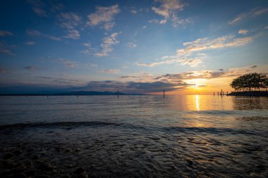 Lochau 'daki limanda, Avusturya' daki Constance Gölü 'nde muhteşem renkli günbatımında dinleniyor.