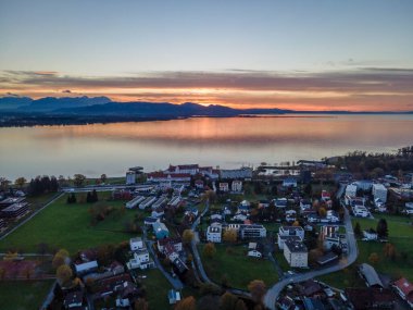 Almanya 'da Lindau manzaralı Constance Gölü üzerinde gün batımı