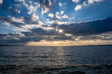 Avusturya, Vorarlberg, Lochau 'daki Kaiserstrand' da gün batımında dinleniyor.