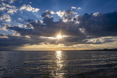 Avusturya, Vorarlberg, Lochau 'daki Kaiserstrand' da gün batımında dinleniyor.