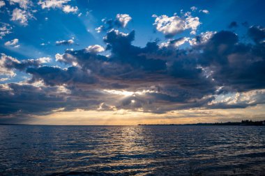 Lochau, Vorarlberg, Avusturya 'daki Kaiserstrand' da gün batımında dinleniyor.