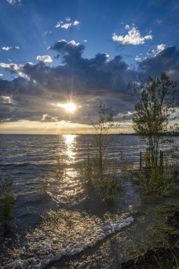 Lochau, Vorarlberg, Avusturya 'daki Kaiserstrand' da gün batımında dinleniyor.