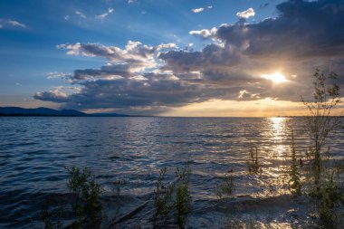 Lochau, Vorarlberg, Avusturya 'daki Kaiserstrand' da gün batımında dinleniyor.